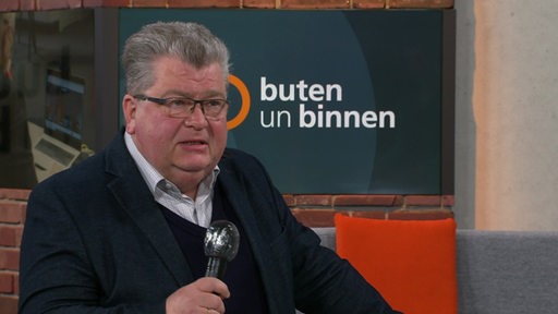 Der Politikwissenschaftler Stefan Luft von der Uni Bremen um Studiogespräch bei buten un binnen.