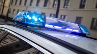Polizeiwagen während eines Polizeieinsatz mit Blaulicht 