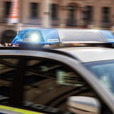 Ein Einsatzfahrzeug der Polizei mit Blaulicht