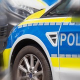 Ein Polizeiauto, im Hintergrund andere Autos.
