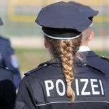 Polizistinnen sind von hinten zu sehen.