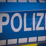 Die Seitentür eines Polizeiautos mit der Aufschrift "Polizei"