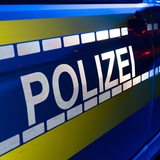 Ein Polizeifahrzeug in der Dunkelheit.