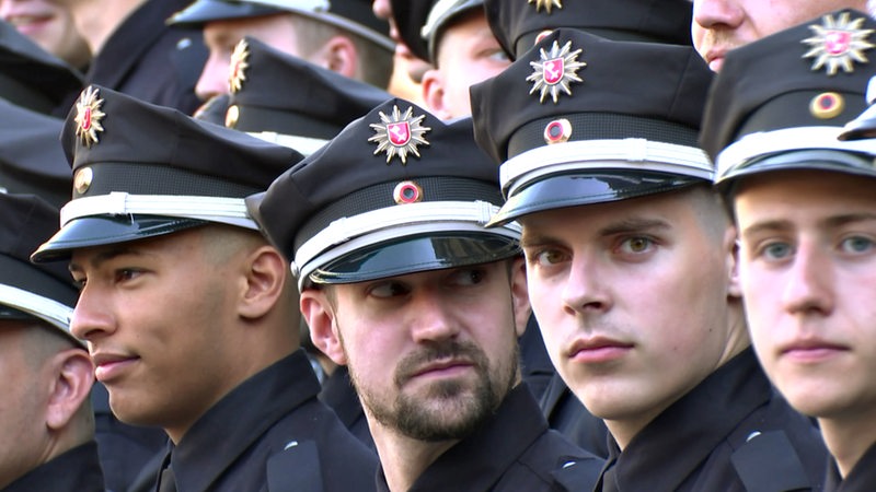 Junge Absolventinnen der Polizeischule in Bremen.