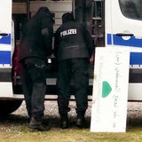 Polizisten auf dem Gelände der Al-Mustafa-Gemeinschaft