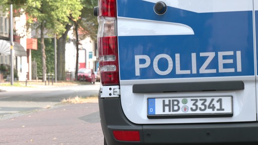 Ein Polizeiauto von Hinten auf einer Straße mit Bremer Kennzeichen. 