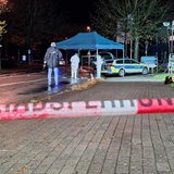 Polizisten untersuchen einen Tatort.