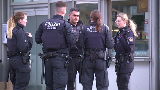 Polizeibeamte machen eine Sicherheitskontrolle am Bremer Hauptbahnhof.