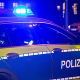Einsatzfahrzeug der Polizei bei Dunkelheit