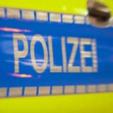 Polizei-Schriftzug auf einem Streifenwagen