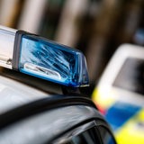 Das Blaulicht eines Einsatzfahrzeugs der Polizei ist während eines Polizeieinsatzes zu sehen.