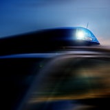 Ein fahrendes Polizeiauto.