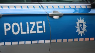 Schriftzug der Polizei Bremen an einem Streifenwagen.