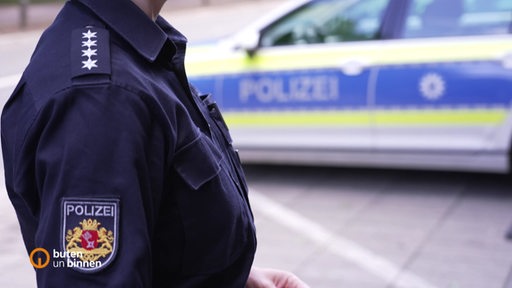 Person in dunkelblauer Uniform mit Polizei-Bremen-Emblem