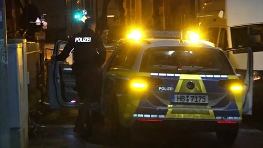 Ein Polizeifahrzeug während eines Einsatzes in der Nacht.