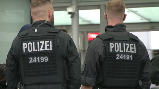 Zwei Polizisten am Bremer Hauptbahnhof