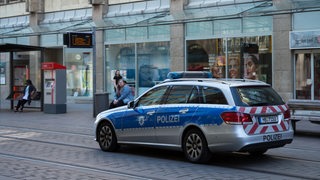 Ein Polzeiwagen fährt duch die Bremer Innenstadt.