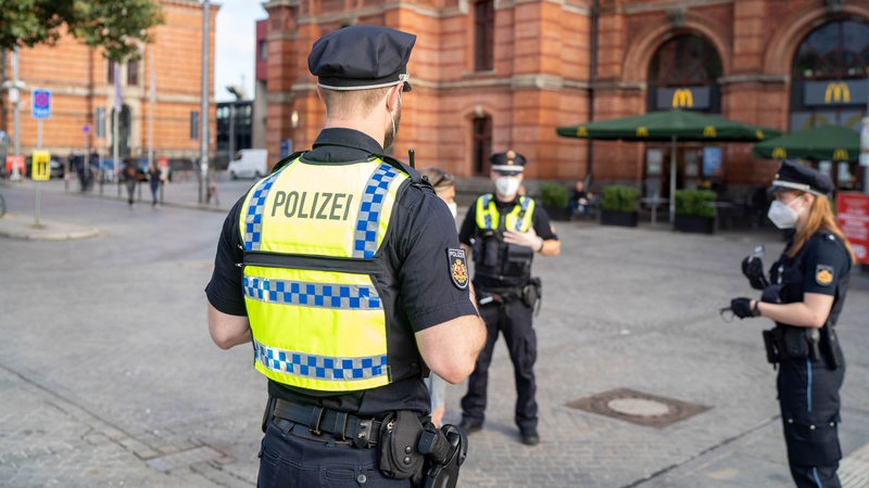 Beamte der Bremer Polizei bei Personenkontrollen am Bremer Hauptbahnhof