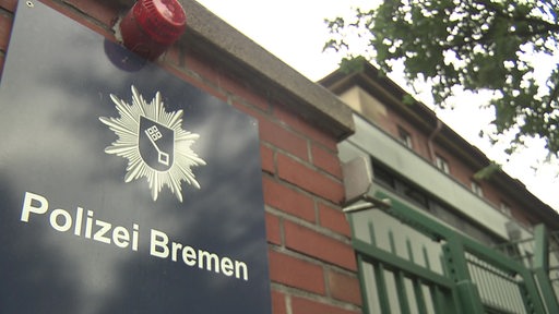 Ein Schild vor dem Revier der Polizei Bremen.
