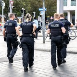 Einsatzkräfte der Polizei laufen über den Bahnhofsvorplatz in Bremen.