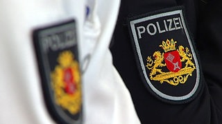 Wappen der Polizei Bremen an der Uniform.