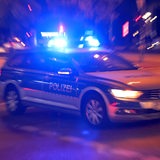 Ein Streifenwagen fährt mit Blaulicht zu einem Einsatz.