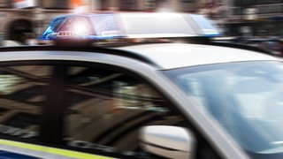 Ein Polizeiauto mit blinkendem Blaulicht.