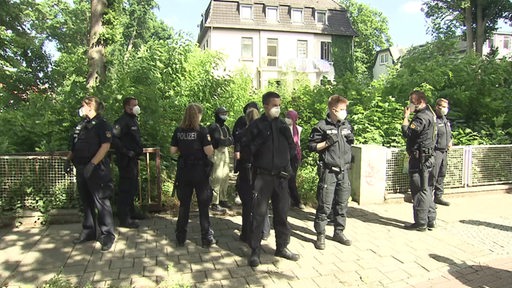 Mehrere Polizisten vor dem besetzten Haus in Bremen Horn. 