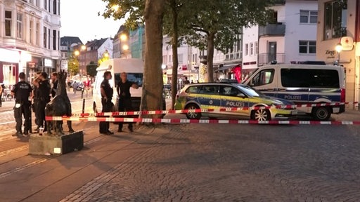 Am Sonntag Abend kam es zu einem Angriff auf ein Rumänisches Ehepaar im Steintor-Viertel. Die Polizei sperrte im Anschluss alles ab.