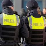 Zwei Polizisten in voller Montur von hinten zu sehen