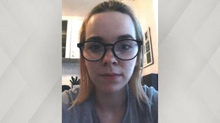 Eine junge Frau mit Brille auf einem Fahndungsfoto