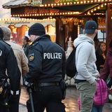 Zwei Polizisten gehen über den Freimarkt in Bremen.