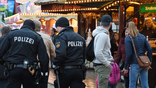 Zwei Polizisten gehen über den Freimarkt in Bremen.
