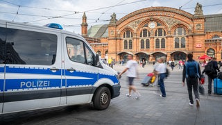 Ein Einsatzfahrzeug der Polizei steht auf dem Bahnhofsvorplatz.