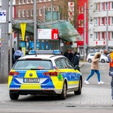 Ein Einsatzfahrzeug der Polizei steht vor dem Bremer Hauptbahnhof.