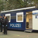 Ein Polizei-Container steht auf dem Hillmannplatz.