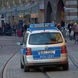 Ein Polizeiwagen in Bremens Haupteinkaufsstraße, der Obernstraße.