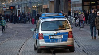 Ein Polizeiwagen in Bremens Haupteinkaufsstraße, der Obernstraße.