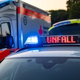 Ein Streifenwagen und ein Rettungsfahrzeug stehen nebeneinander