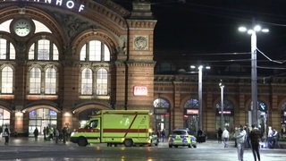 Ein Krankenwagen und Polizei Auto vor dem Bremer Hauptbahnhof. 
