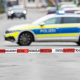 Flatterband der Polizei sperrt eine Straße in Nienburg ab, im Hintergrund ein Einsatzfahrzeug
