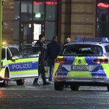 Fahrzeuge der Polizei und des Rettungsdienstes während eines Einsatzes.