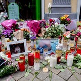Zahlreiche Blumen und Kerzen stehen in der Innenstadt an einer Hauswand in der Achternstraße, in der am frühen Sonntagmorgen ein Mensch von Schüssen aus einer Polizeiwaffe tödlich verletzt wurde.