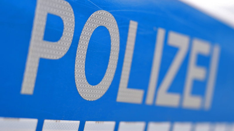 Polizei steht auf der Tür eines Polizeiwagens.