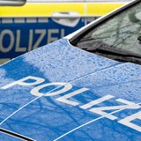 Der Schriftzug „Polizei“ auf der Kühlerhaube eines Autos