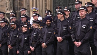 Polizisten in Uniform posieren für ein Bild.