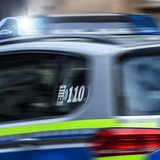 Ein Einsatzfahrzeug der Polizei fährt schnell