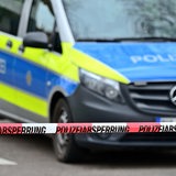 Symbolbild "Polizeiabsperrung" Ein durch die Polizei abgesperrter Bereich, dahinter ein Einsatzfahrzeug der Polizei.