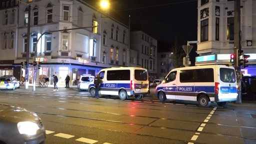 Mehrere Polizeiautos stehen auf der Pappelstraße in der Bremer Neustadt.