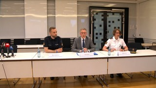 Angehörige der Polizei Bremerhaven sprechen auf einer Pressekonferenz.